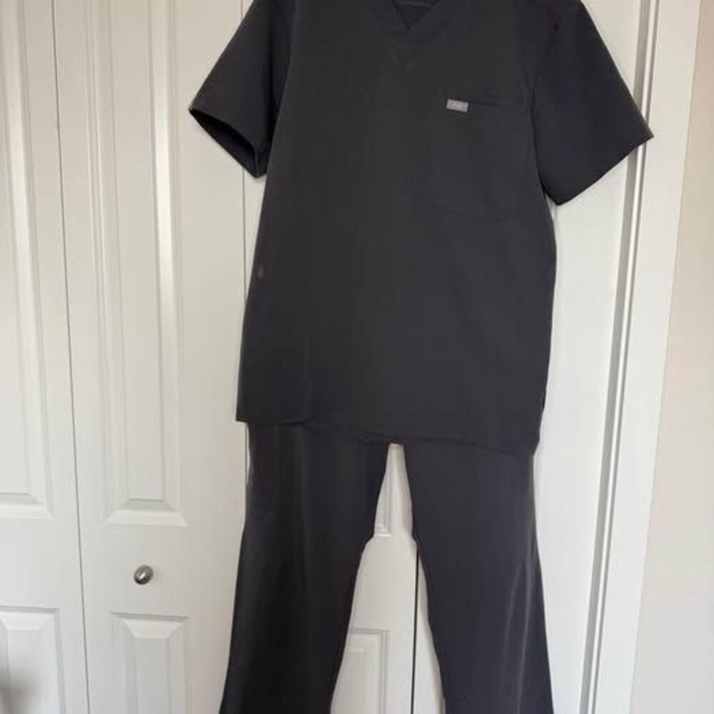 FIGS Technical Collection Scrubs Set Top M Bot L